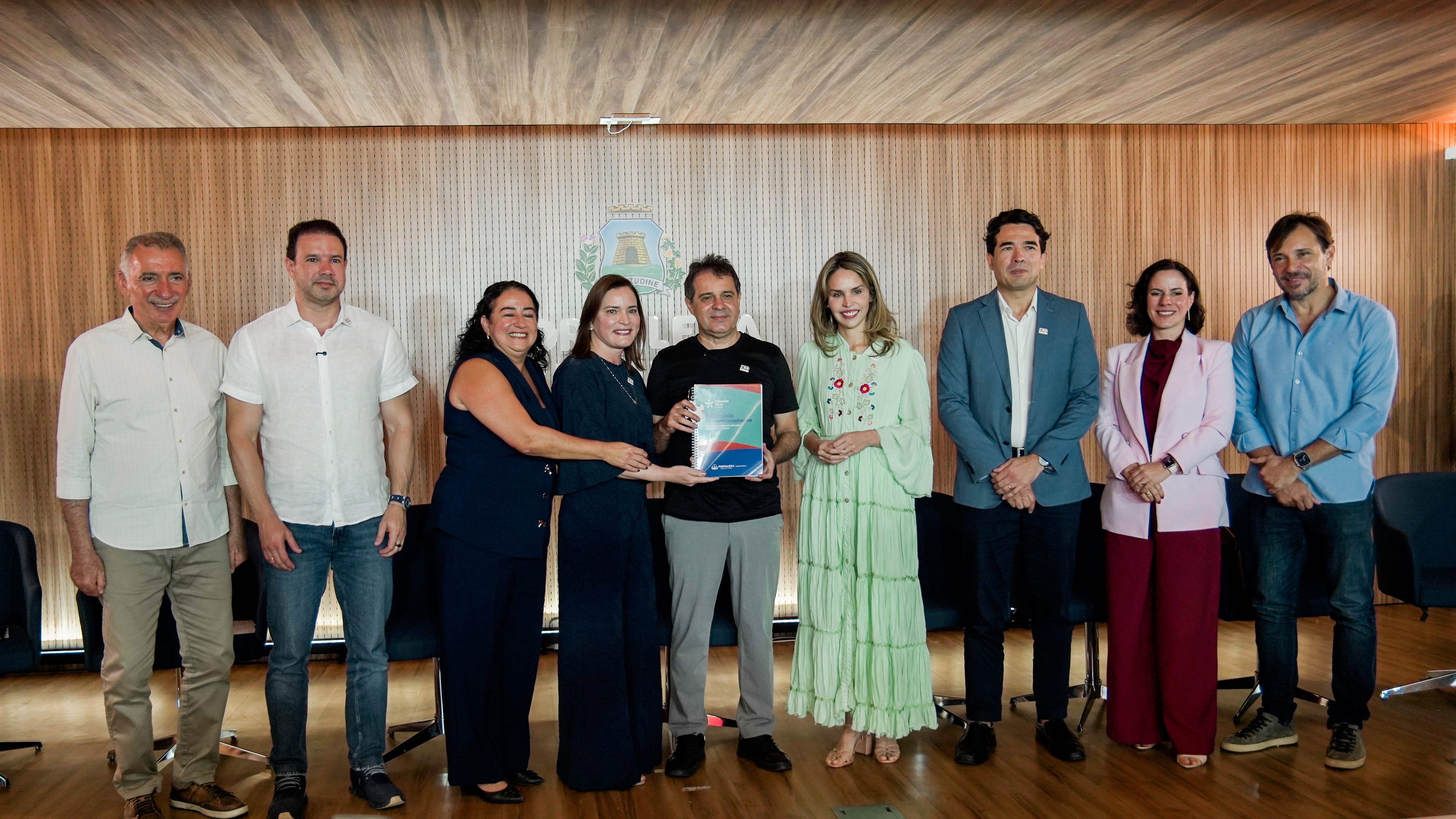 grupo de pessoas posa para a foto no auditório do Paço